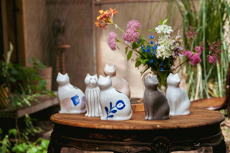 ひがし ちか 花器「愛 編む 磁器猫」